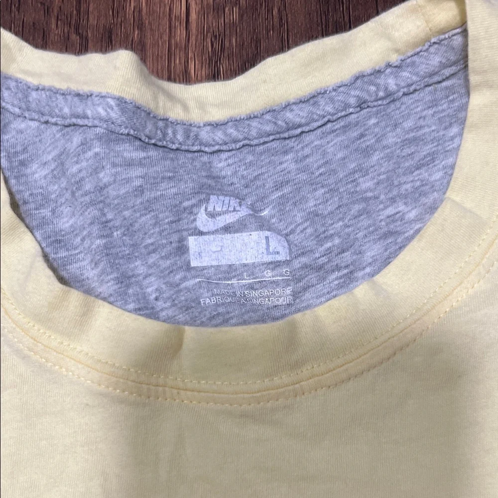 Nike‎ Yellow Tee with Multicolor Logo.  CAJA. # 1. D